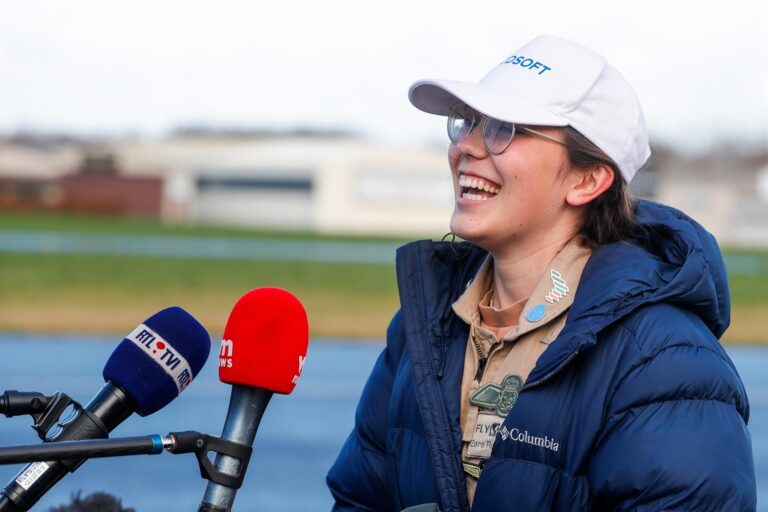 A sus 19 años, Zara Rutherford se convirtió en la persona más joven en recorrer el mundo en avión