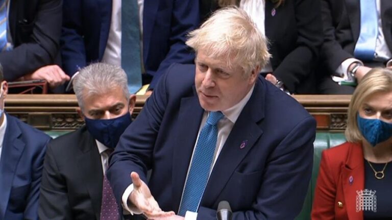 Boris Johnson descartó renunciar y esquivó las preguntas sobre las fiestas en Downing Street
