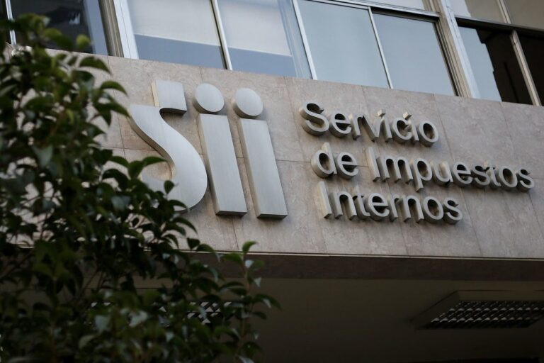 SII recuerda a trabajadores con boleta de honorarios que tendrán un aumento en la retención de dinero a partir de este mes