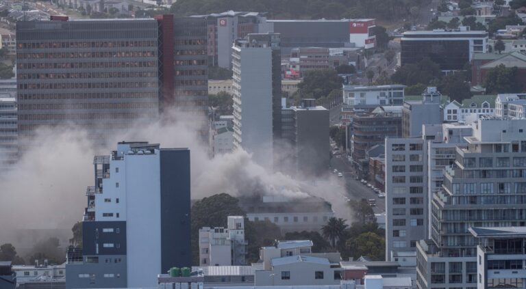 Incendio afectó sede del Parlamento de Sudáfrica: Hasta ahora se desconocen las causas del siniestro