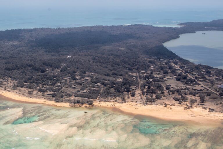 Tonga confirma dos fallecidos tras la erupción de volcán submarino y tsunami