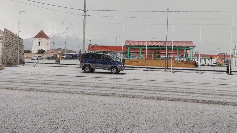 Reportan intensa caída de granizo en Colchane: Onemi actualizó alerta temprana preventiva