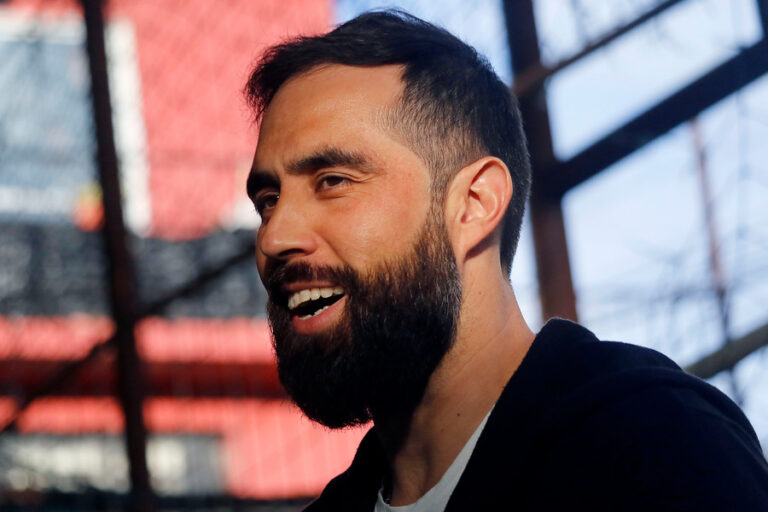 “De regreso a mi felicidad”: Claudio Bravo terminó su cuarentena por brote de COVID-19 en el Betis