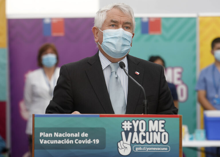 Ministro Paris confirmó que cuarta dosis de la vacuna contra el COVID-19 comenzará a aplicarse en enero