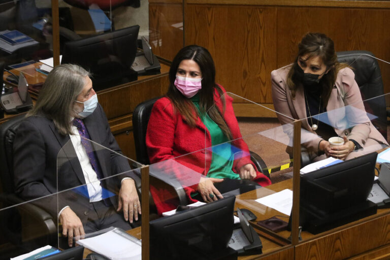 Diputada Álvarez cuestiona las vacunas contra el COVID-19 y pide 