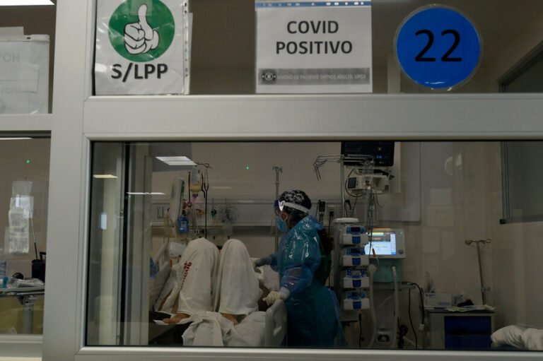 Científicos polacos descubren que variante genética podría aumentar vulnerabilidad al COVID-19