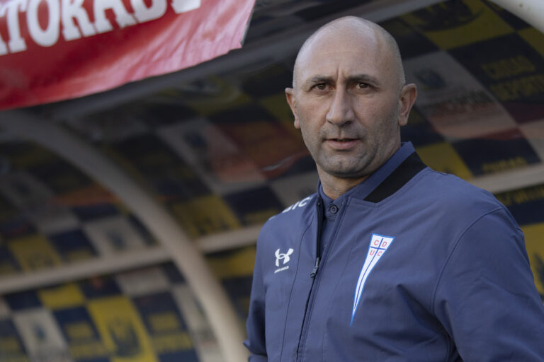 DT de Católica respondió a críticas del presidente Boric: 