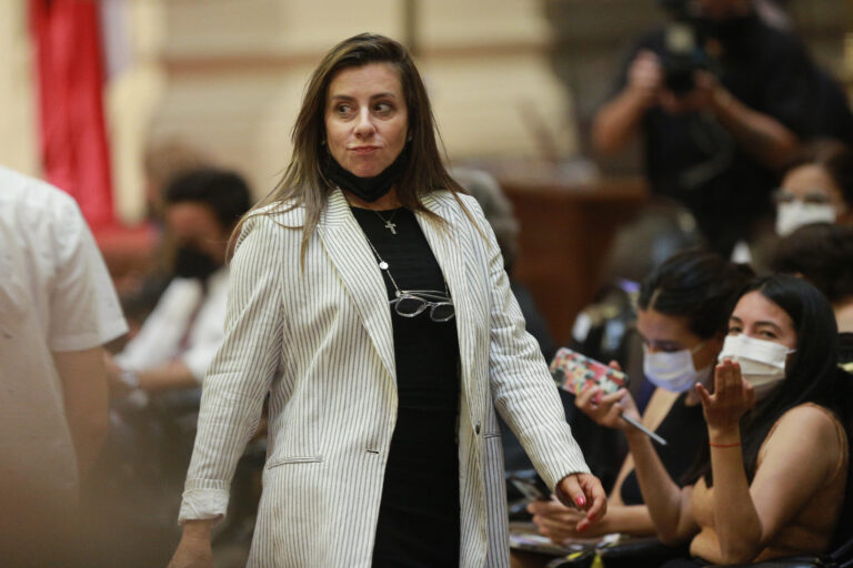 Seremi de Salud Metropolitana abrió sumario contra Teresa Marinovic por no utilizar mascarilla en espacio cerrado