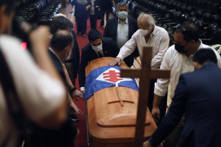 Velorio de ex presidente de la Cámara de Diputados, Luis Pareto, se realiza en el ex Congreso Nacional