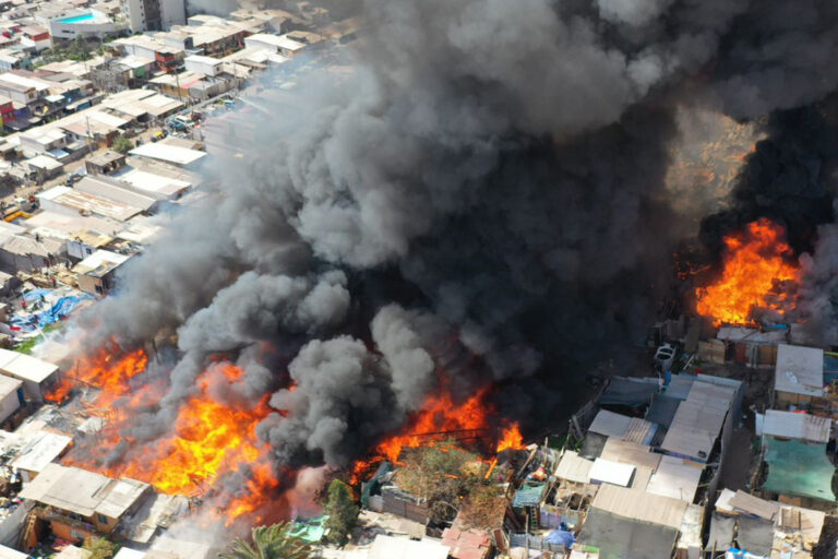 Incendio en campamento de Iquique afectó a más de 100 viviendas y 400 familias