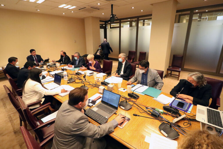 Comisión de Constitución del Senado redujo y aprobó catálogo de delitos abarcados por la ley de amnistía