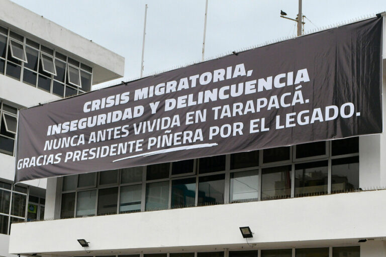 Contraloría pide informe por lienzo con crítica a Piñera en edificio de la Gobernación de Tarapacá