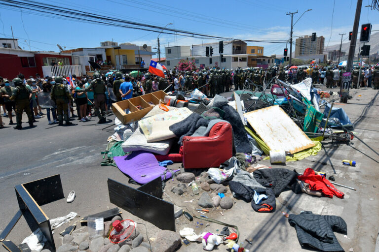 Desmantelan campamento y destruyen pertenencias de personas extranjeras durante marcha en Iquique