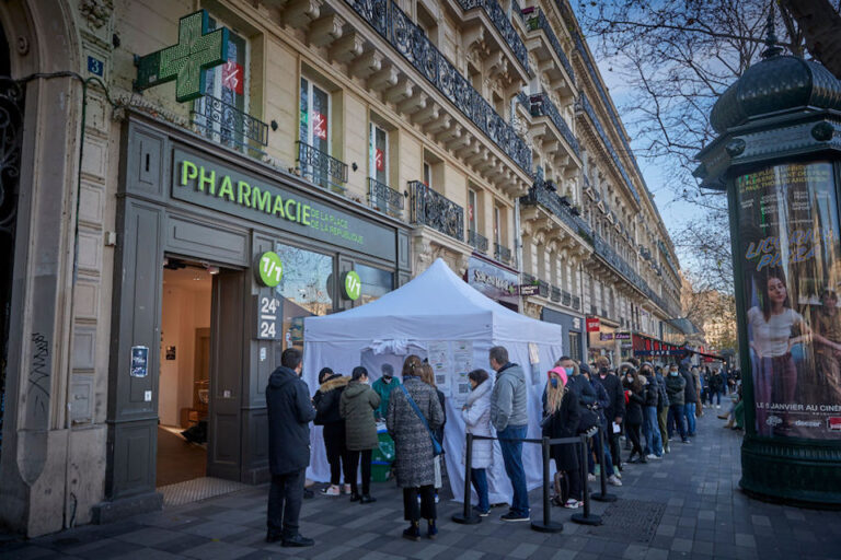 Francia reduce el periodo de aislamiento de contagiados por COVID-19