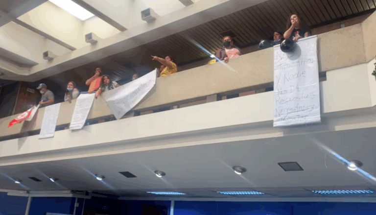 Comerciantes ambulantes de Viña del Mar protestaron al interior del Municipio para exigir respuestas de alcaldesa