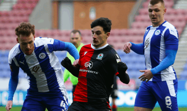 Debut y despedida del equipo de Brereton en la FA Cup: Perdió 3-2 con golazo en el 90+4'