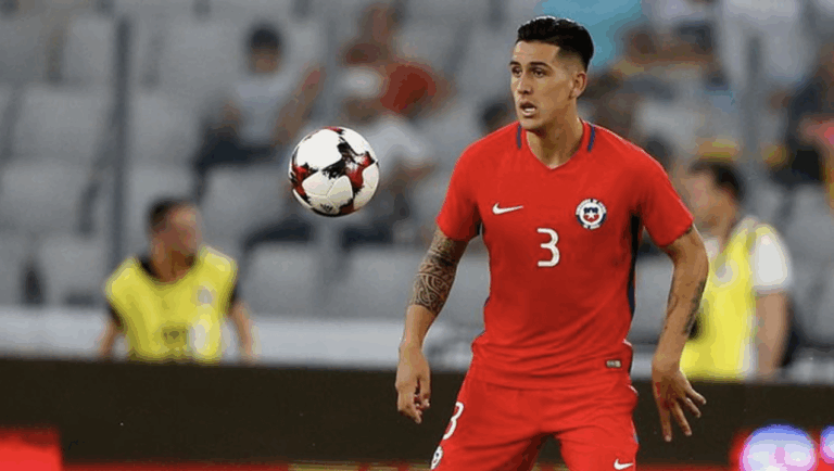 Se encienden las alarmas en la Roja: Enzo Roco presentó molestias previo al encuentro del Elche ante el Villarreal