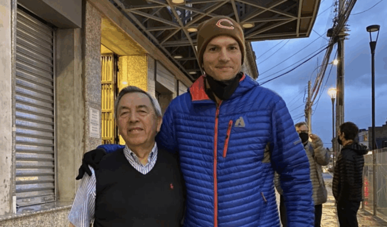 ¿Ashton Kutcher de visita en Chile? El actor fue fotografiado en restaurante de Punta Arenas