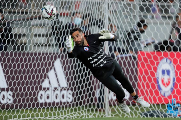 Bravo no jugaría contra Bolivia tras sufrir lesión muscular en Calama