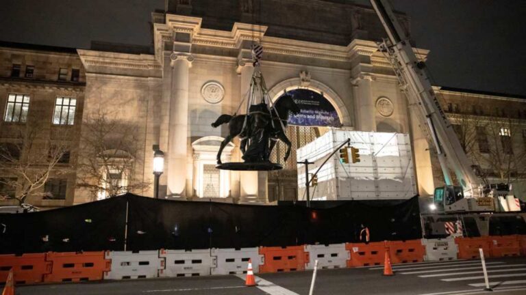 Retiran estatua de Theodore Roosevelt de museo de Nueva York tras polémica racial