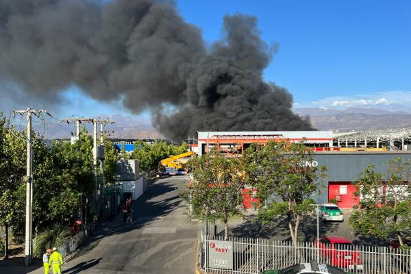 Incendio afecta a bodegas de una empresa de containers en Colina