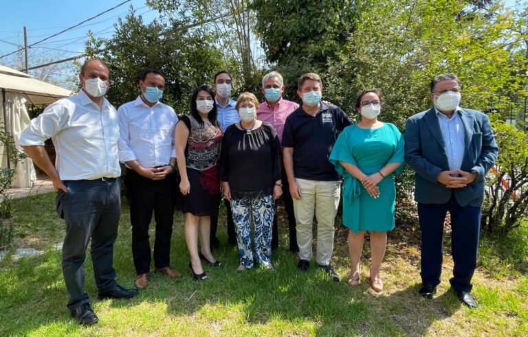 Ex presidenta Bachelet se reunió con grupo de gobernadores regionales en su fundación Horizonte Ciudadano