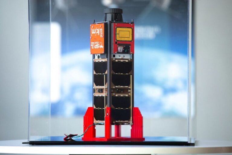 Universidad de Chile presentó la primera constelación de satélites desarrollados en el país