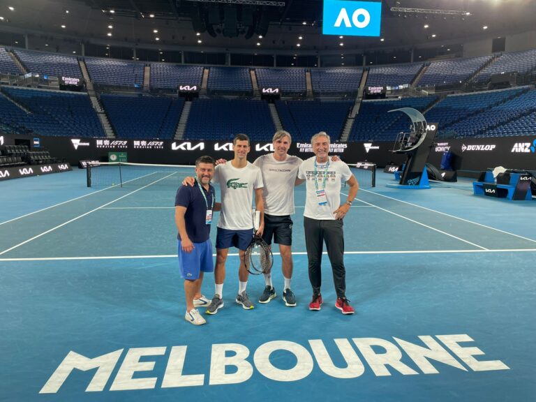 Novak Djokovic reaparece entrenando en Australia luego de que un juez local anulara la cancelación de su visa