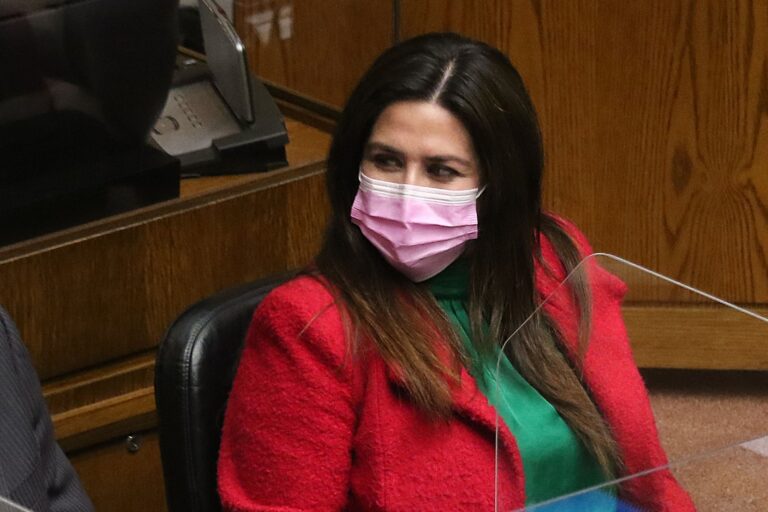 “No compartimos su decisión”: PS critica a Jenny Álvarez por no tener su esquema de vacunación completo