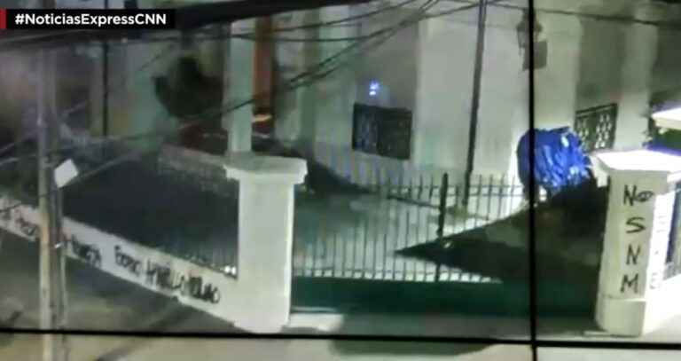 Equipo de Boric por rayados a la “Moneda chica”: “Totalmente legítima la forma de expresión, pero esta sede es prestada”