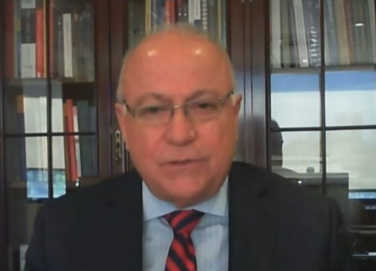 Ex ministro González dice que es “anticipado” realizar licitación del litio en medio del proceso constituyente