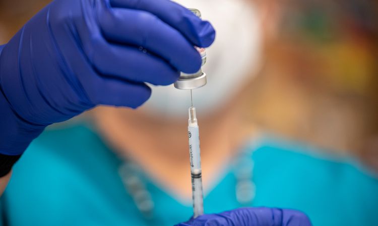 Inmunización: La vacuna contra el COVID-19 protege más contra la hospitalización que una infección previa