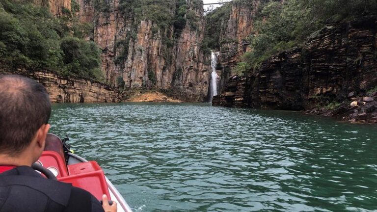 Suben a 10 los fallecidos tras desprendimiento de rocas sobre lanchas turísticas en Brasil