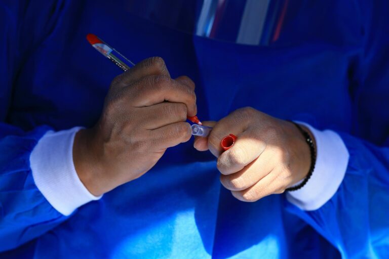 Bolivia propone hacer prueba PCR a camioneros varados en la frontera con Chile