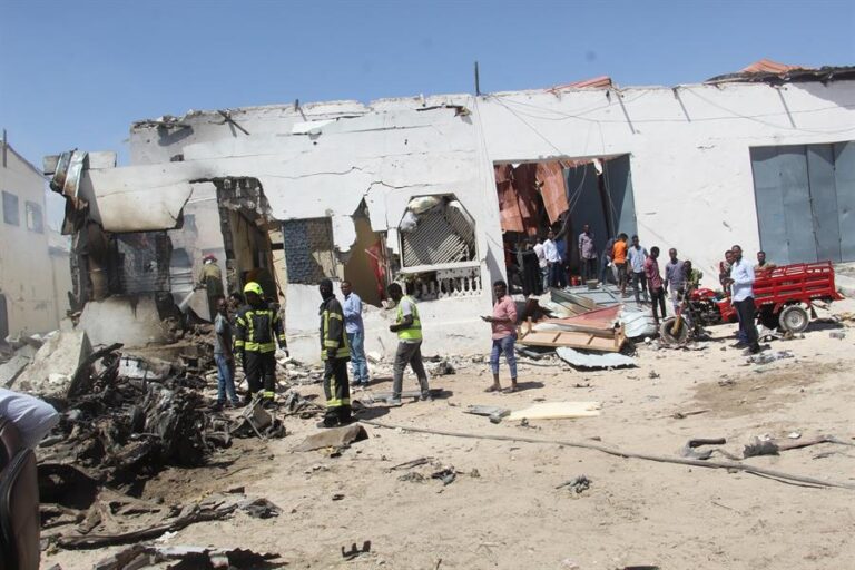 11 personas fallecieron y otras 15 resultaron heridas tras ataque suicida en la capital de Somalia