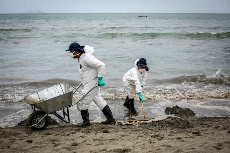 Perú: Aumentan a 24 las playas contaminadas por derrame de petróleo