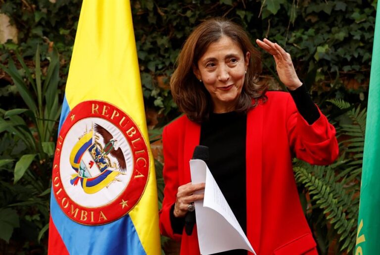 Betancourt se distancia de los partidos y disputará las elecciones presidenciales colombianas como independiente