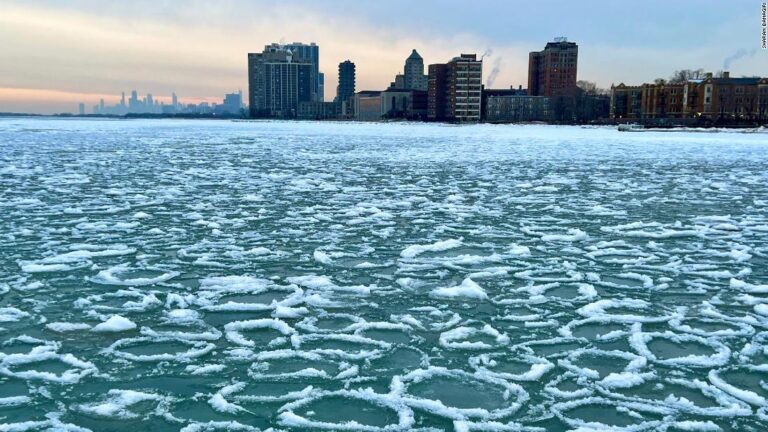 Conocidos como panqueques de hielo: Misteriosas formaciones de hielo aparecieron en Chicago