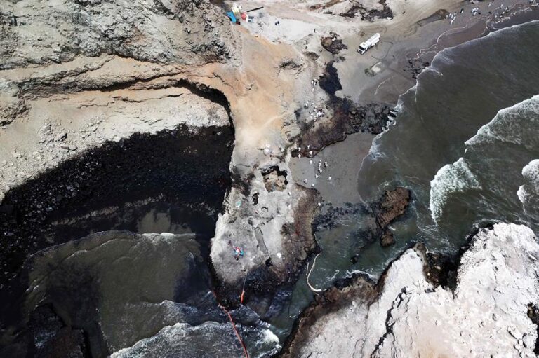 Gobierno peruano decretó emergencia ambiental por 90 días tras derrame de petróleo en la costa