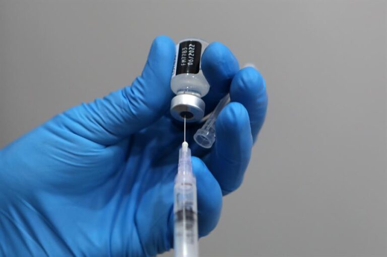 Pfizer inició ensayos para su vacuna específica contra Ómicron