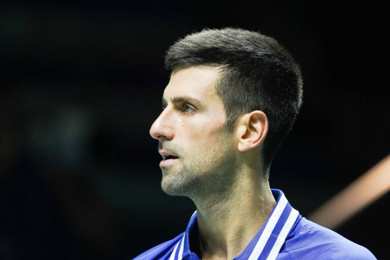 Juez anula cancelación de visa de Novak Djokovic y ordena su liberación