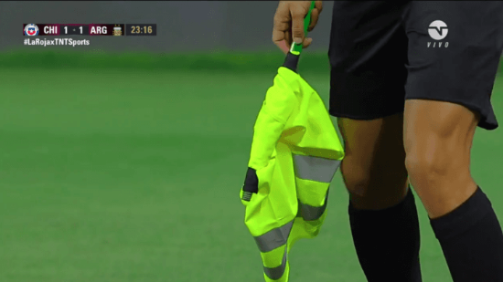 Guardalíneas del duelo Chile-Argentina olvidaron sus banderines e improvisaron con chalecos reflectantes