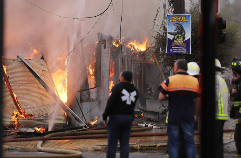 Al menos 11 locales comerciales fueron afectados por un incendio en Viña del Mar