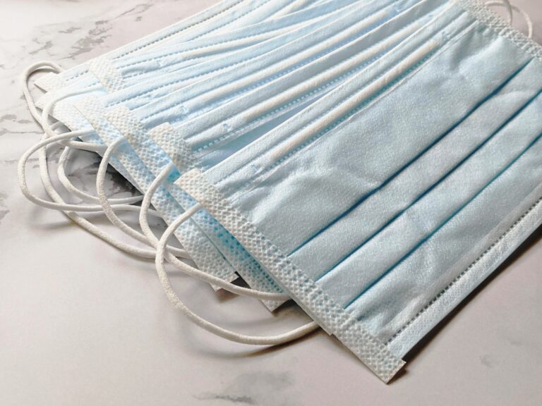 España evalúa poner fin al uso de mascarillas en espacios exteriores