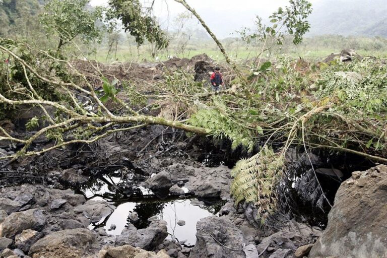 Rotura de oleoducto en Ecuador generó un preocupante vertido de petróleo en la zona amazónica