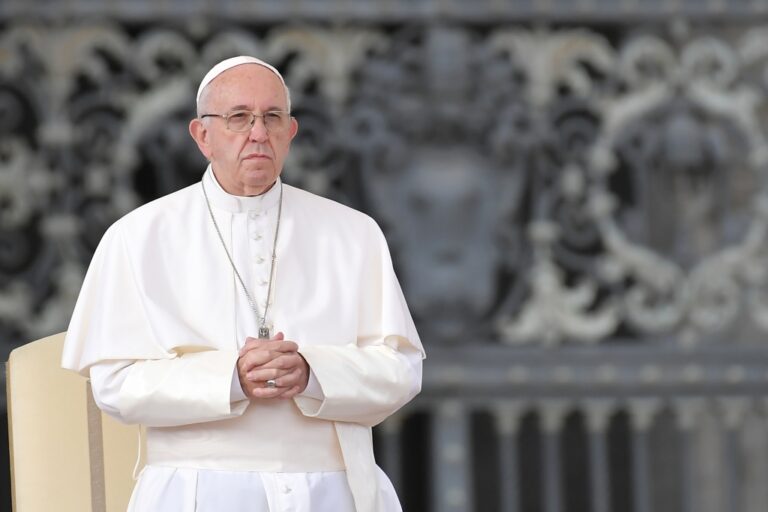 Papa Francisco critica a parejas que no quieren tener hijos y que 