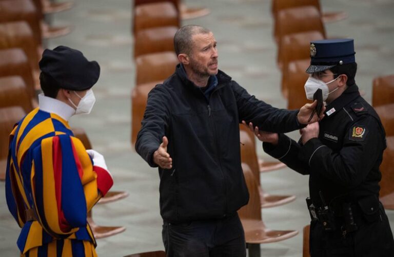 Hombre interrumpe a gritos audiencia papal: Alegaba por el uso de mascarillas en la iglesia