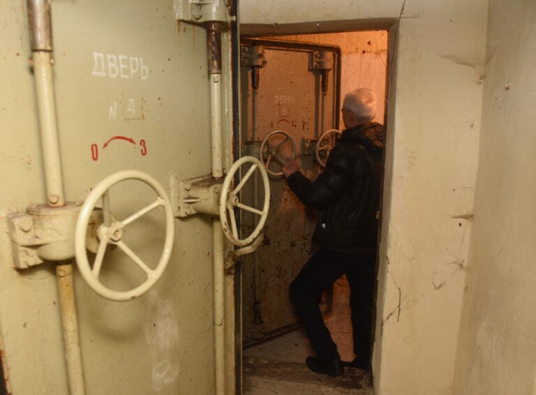 Residentes de Lviv buscan refugio subterráneo ante amenaza de misiles rusos sobre territorio ucraniano