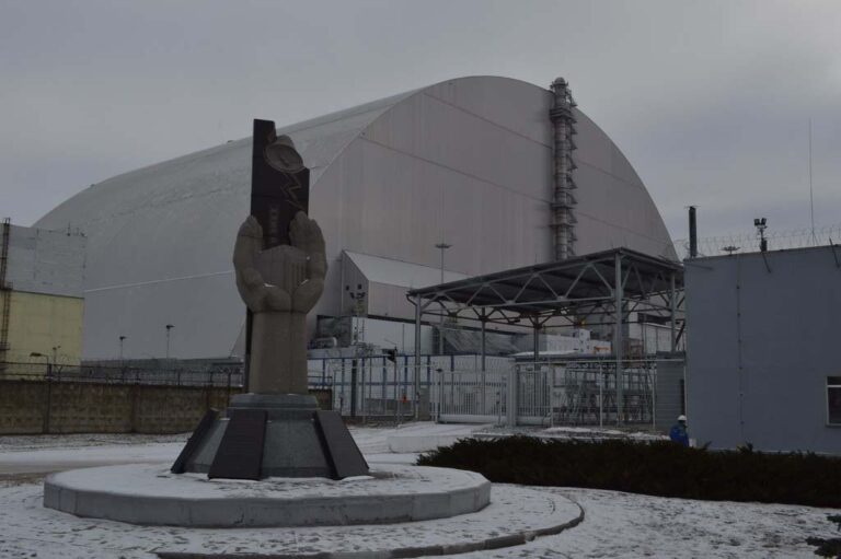 Zelensky asegura que fuerzas rusas están tratando de tomar el control de la planta nuclear de Chernobyl