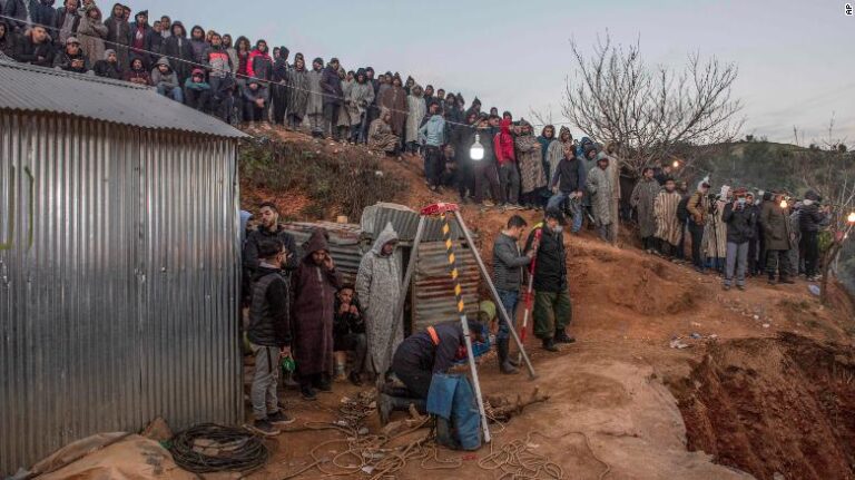 Rescate de niño conmociona a Marruecos: Cayó a un pozo de más 30 metros